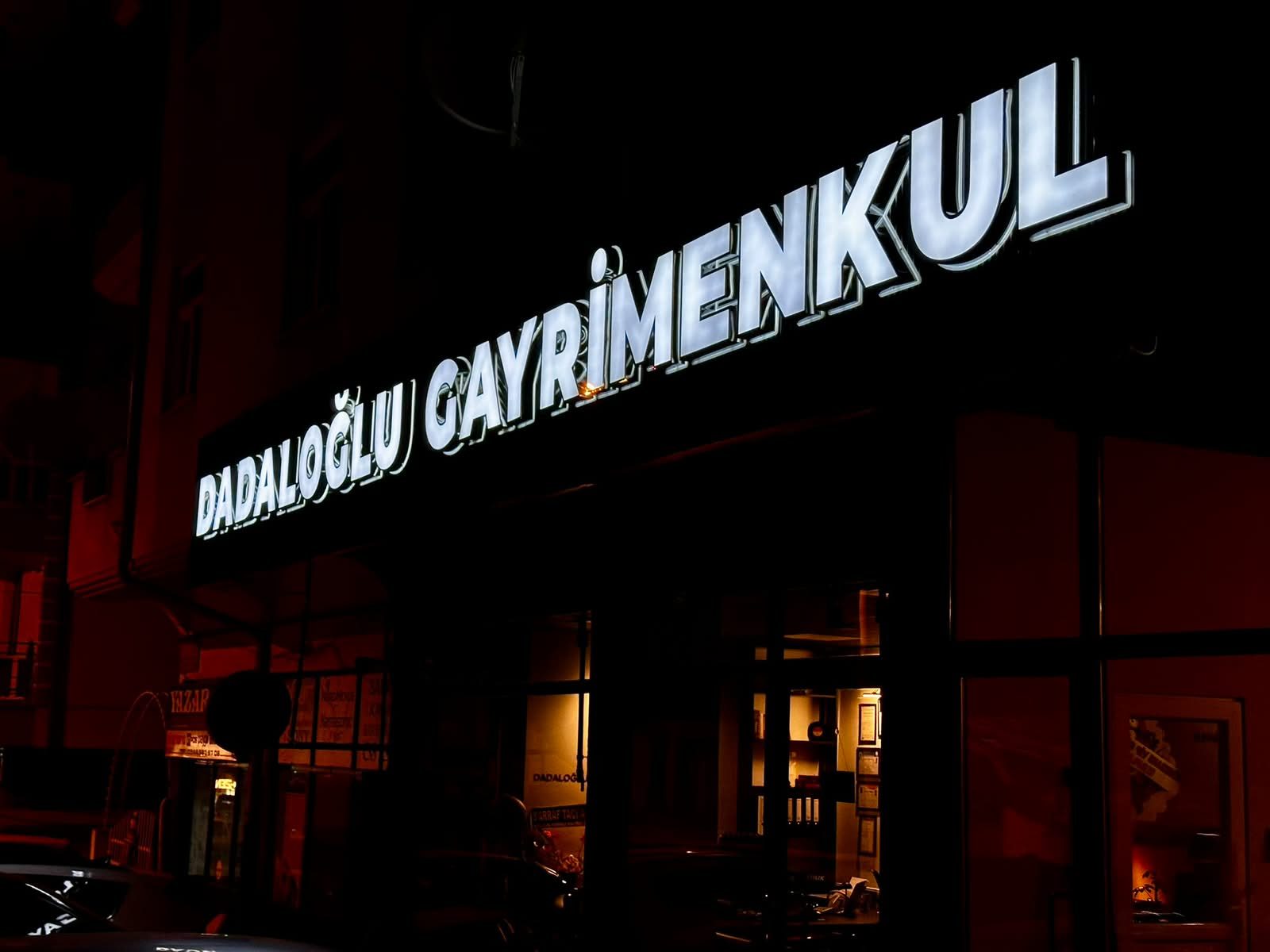 Dadaloğlu Gayrimenkul ışıklı tabelası